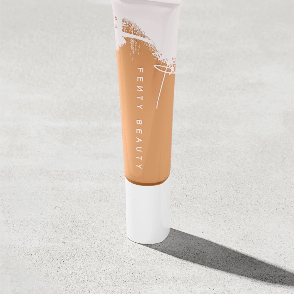 Fenty Pro Filt’r Hydrating Longwear Foundation…. Shade 220